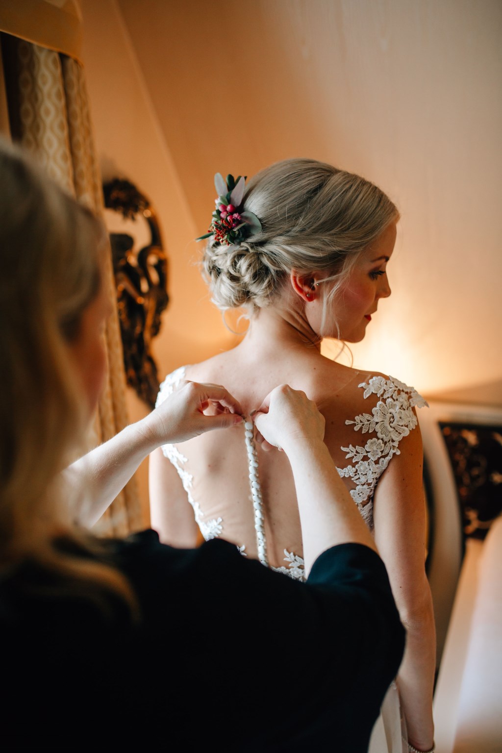 Brautkleid wird zugeknöpft